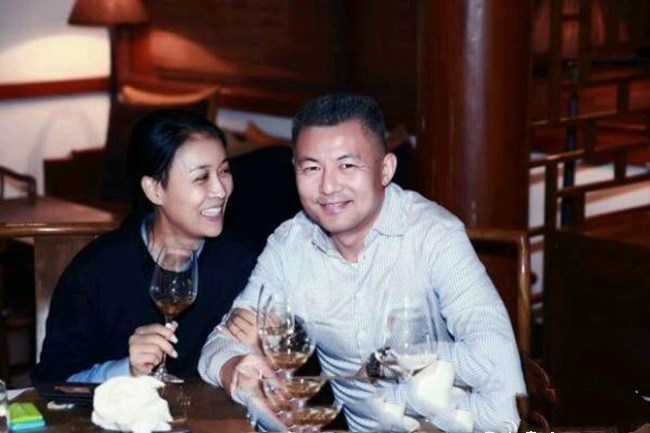 那英14岁女儿意外曝光正脸，小眼睛大鼻子像爸，高情商喊何炅哥哥