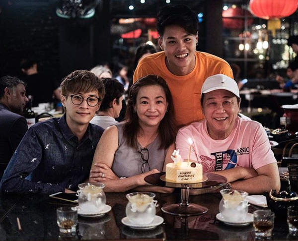 露面|78岁夏雨携子露面 满脸褶子下巴连脖子曾因儿子见女友生气一年