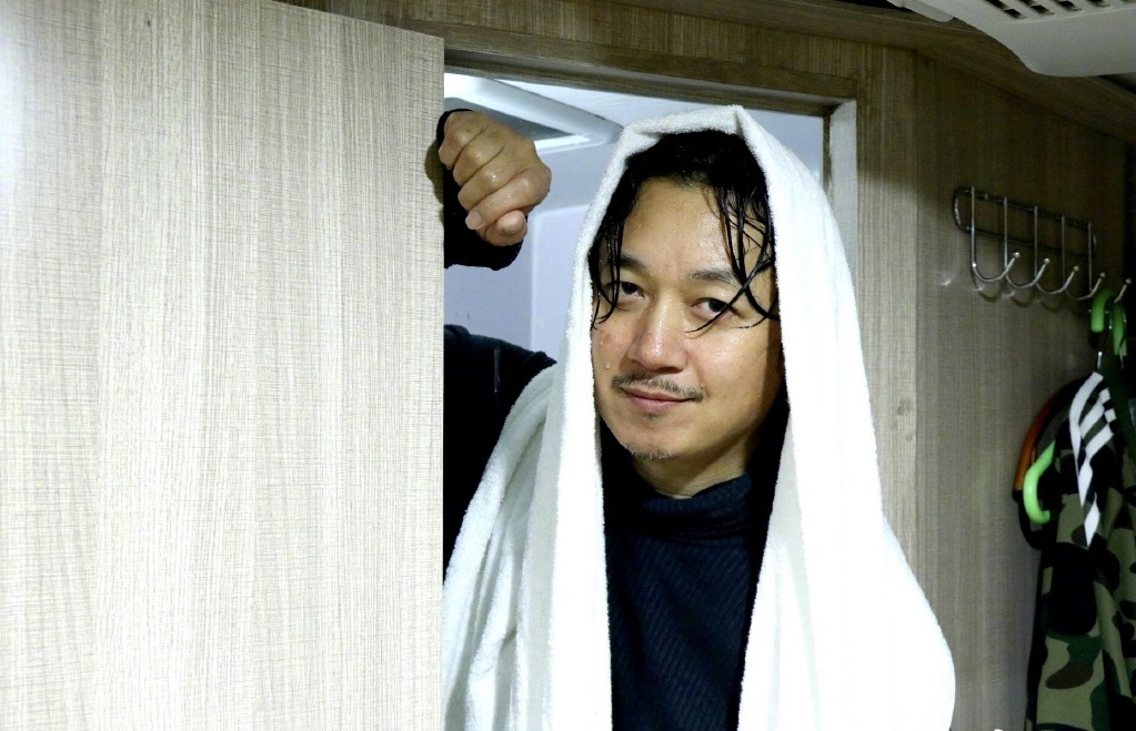 潘粤明发文父亲散步被车撞，十年绿叶衬红花，