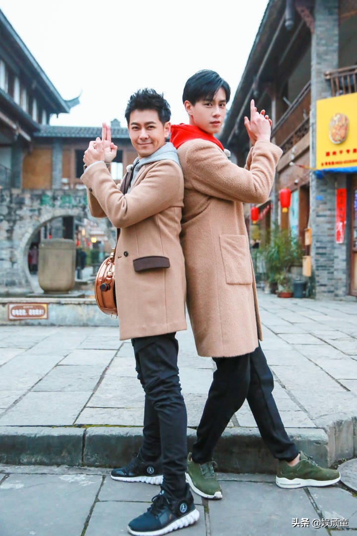 “小鱼儿”与“花无缺”同框，看到胡一天的腿