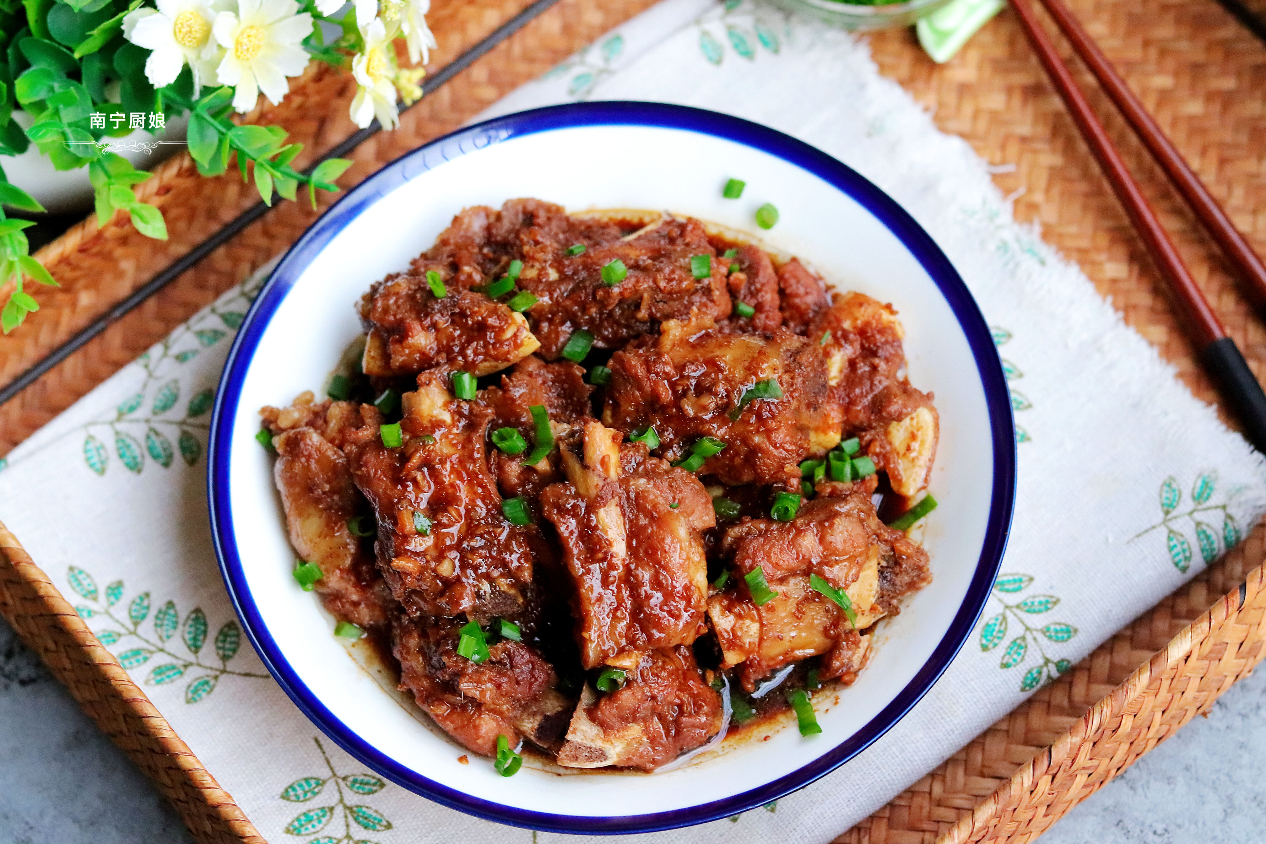 1斤排骨、2頭大蒜，丟進電飯鍋裡，出鍋沒想到如此美味，真饞人