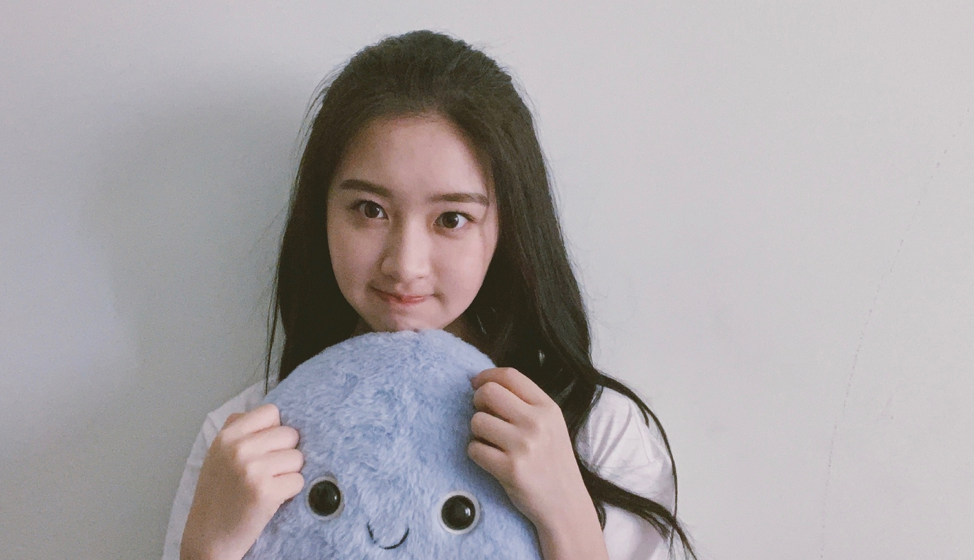 时代峰峻“大公主”，和陈飞宇关系好到片场摸