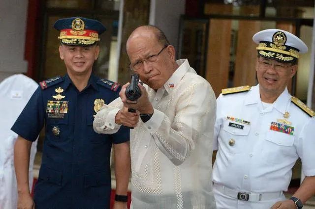 美航母战斗群进入南海，中国航母打击群也行动了