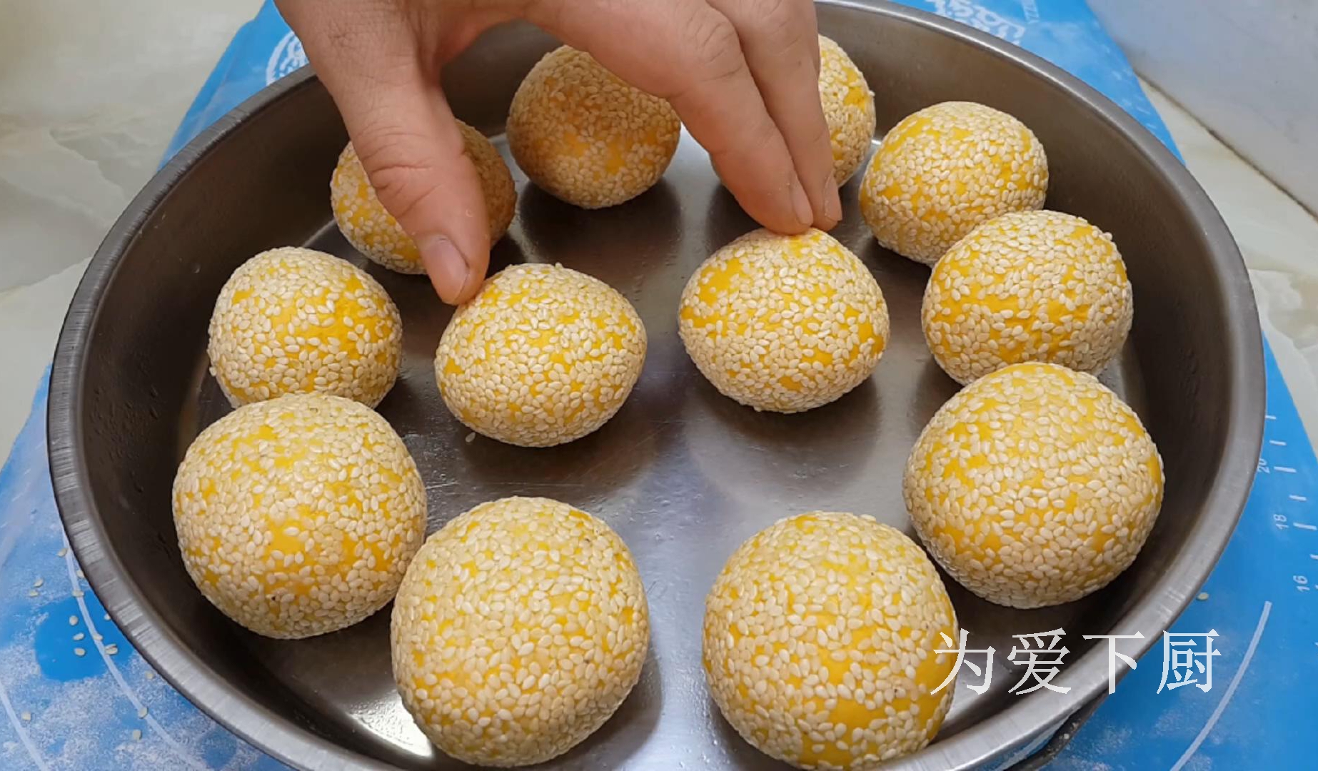 烙南瓜餅時，記住不要直接烙餅，大廚教你兩招，個個軟糯又香甜