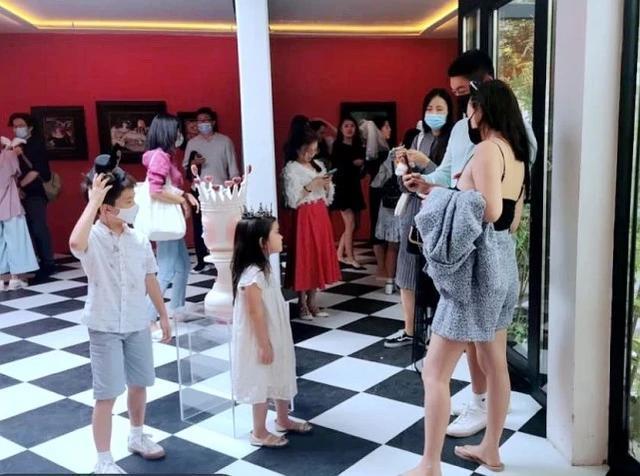 霍思燕夫妇带嗯哼出游，杜江牵着小女孩父爱大发，再被怀疑有二胎