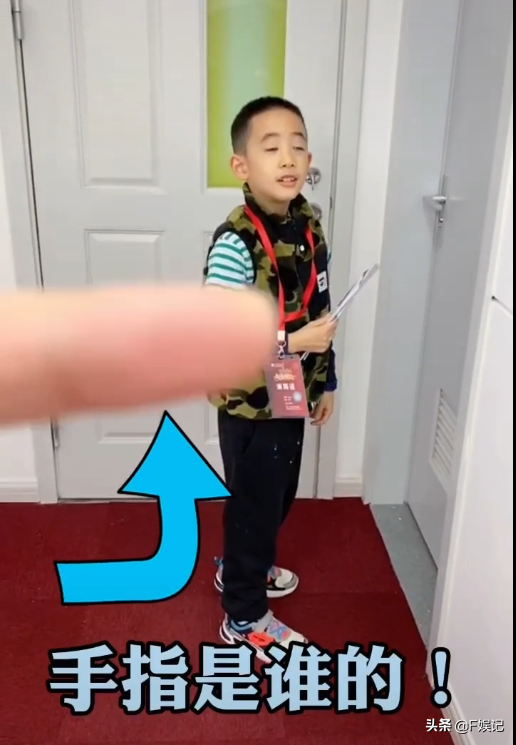 應采兒被兒子小小春嫌棄簽名照網友卻大贊兒子翻白眼像足媽媽