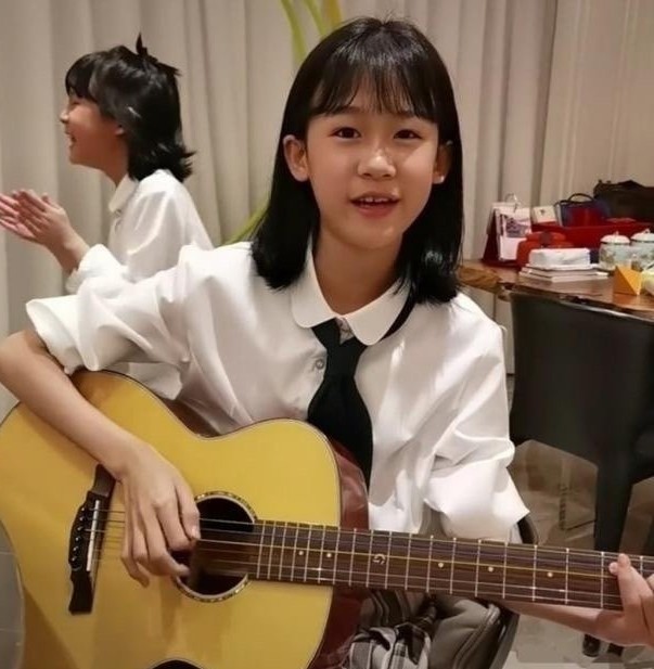 陆毅晒全家近照，鲍蕾带俩女儿出镜，一家四口共用一张脸？