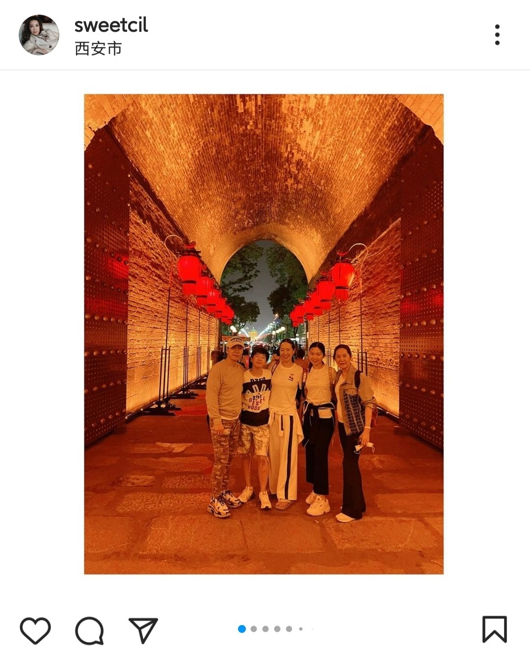 甄子丹全家赴西安旅游，儿女身高快超过爸妈，甄子丹搂妻子拍合照
