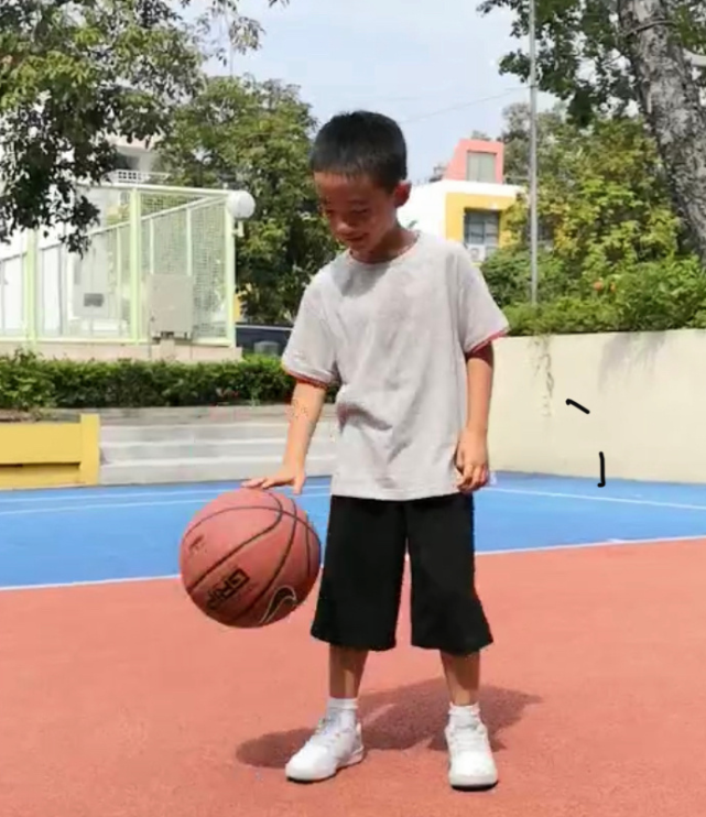 應采兒爸爸六一曬倆外孫，Jasper陪弟弟玩遊戲，畫面溫馨有愛