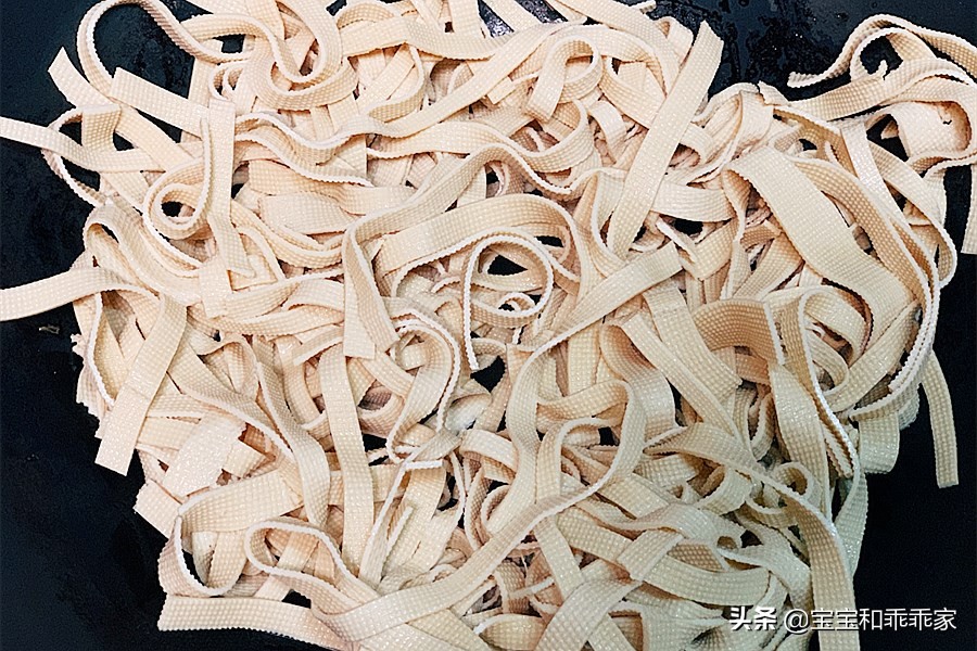 涼拌千張絲，做法簡單、味道好，家庭菜譜中必備的豆制品涼拌菜