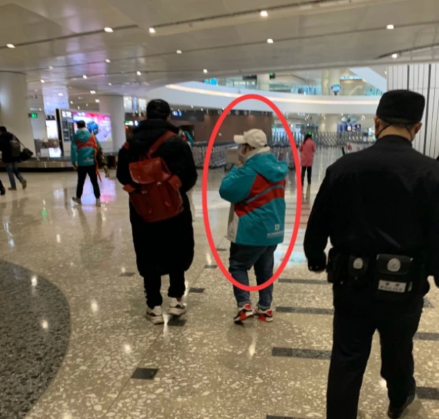网友机场偶遇韩红，采购物资依旧元气满满，却因为不戴口罩惹争议