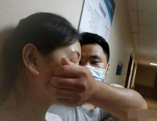 妈妈拔掉宝宝身上“黑刺”，却致娃半夜发高烧，医生训斥：太无知
