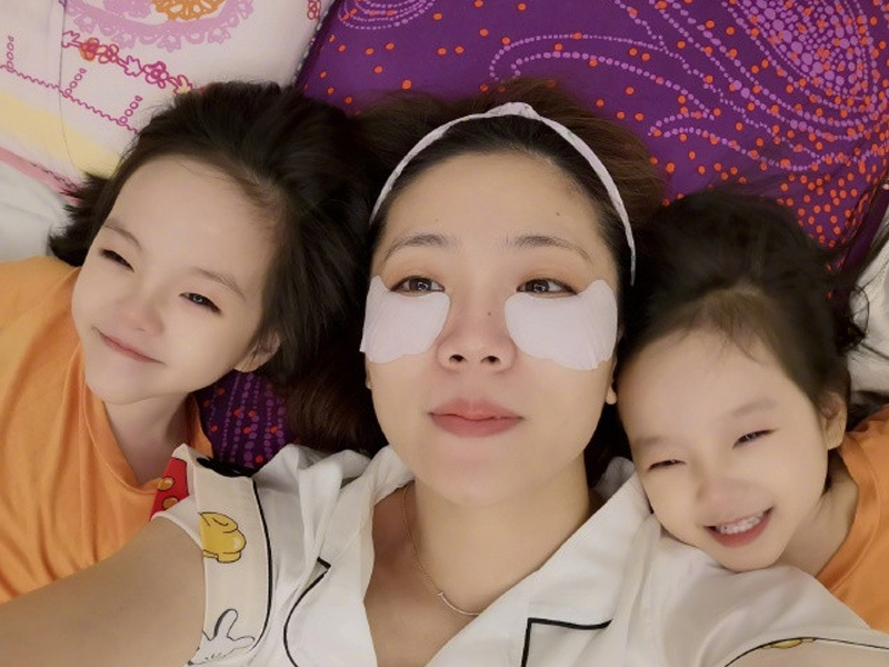 杨威双胞胎女儿太好辨认！各自遗传爸妈基因，姐妹俩还真不偏心啊