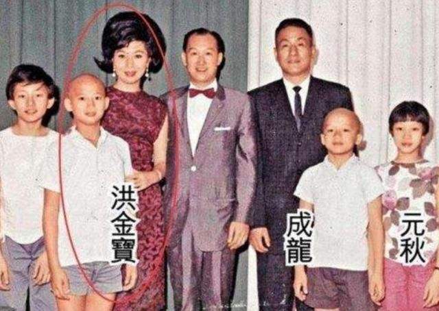 叫洪金宝“三毛”，叫成龙“大鼻子”，因为一