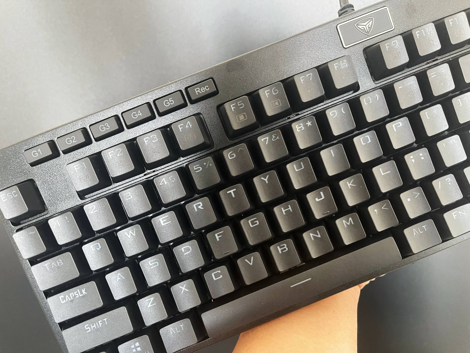 安静轻盈适合多场景使用超频三GI801黑曼巴红轴机械键盘评测