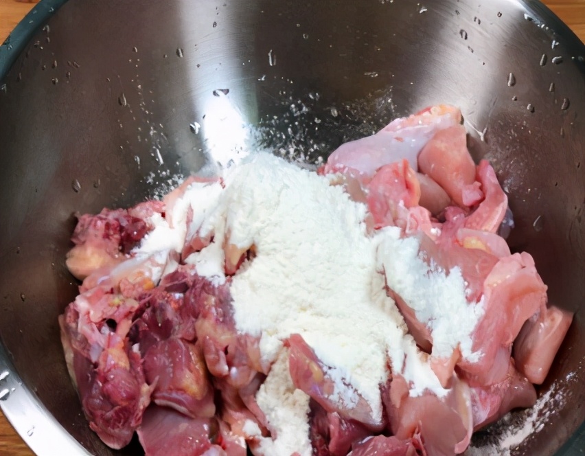 炖鸡肉要不要焯水？大厨教你正确做法，鸡肉软嫩鲜香，营养又美味