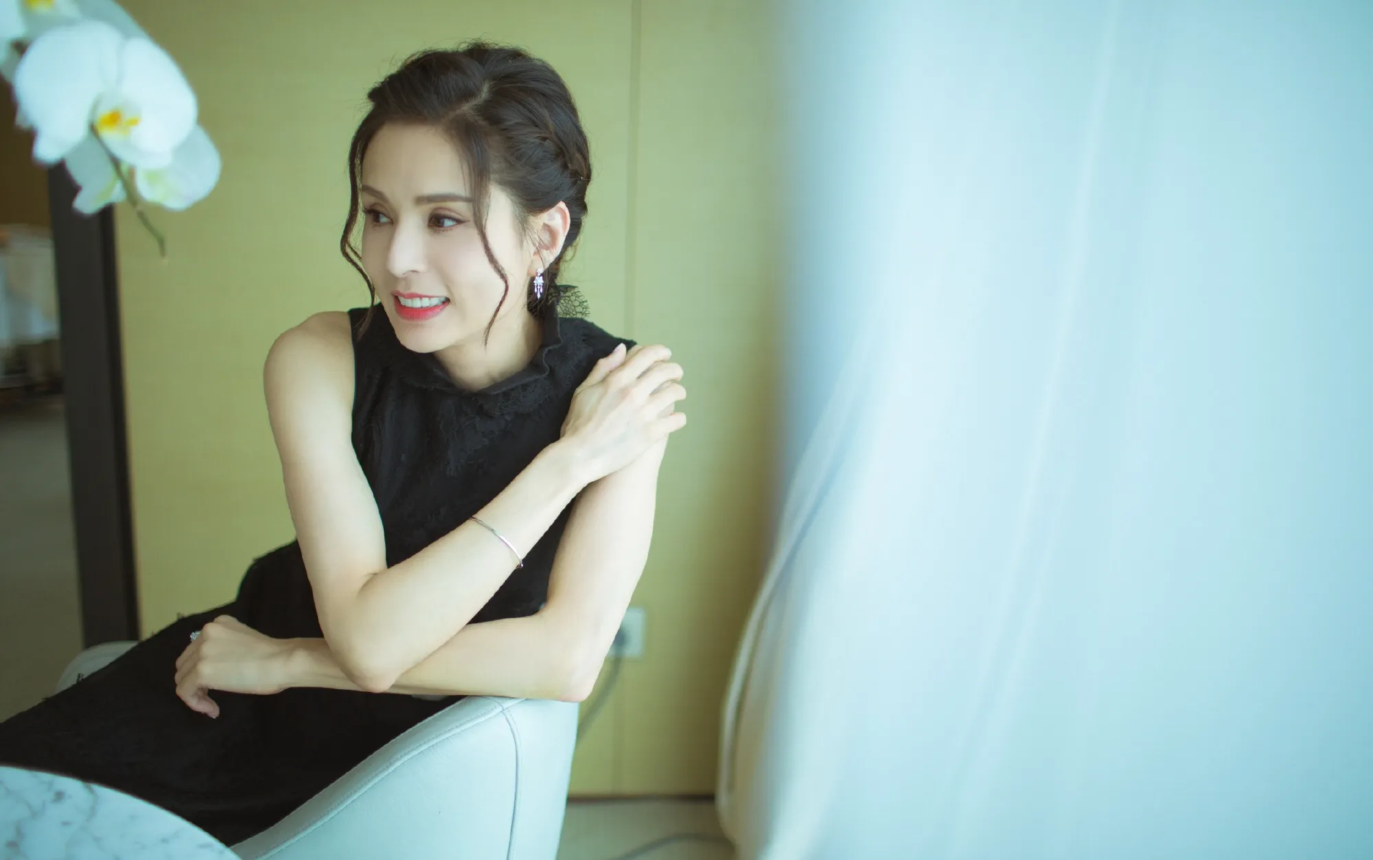 53岁李若彤的马甲线,犹如20岁少女,同款腹肌,这5个动作经常练