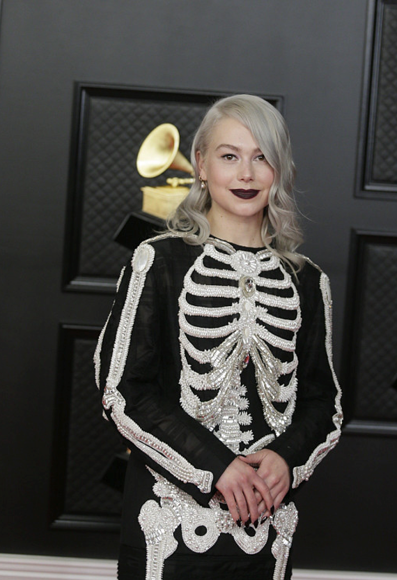 群星亮相格莱美太拼，女星外穿骷髅衣太惊悚，v领到肚脐很常见？