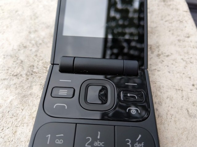 翻盖经典的回归：Nokia 2720 Flip 评测