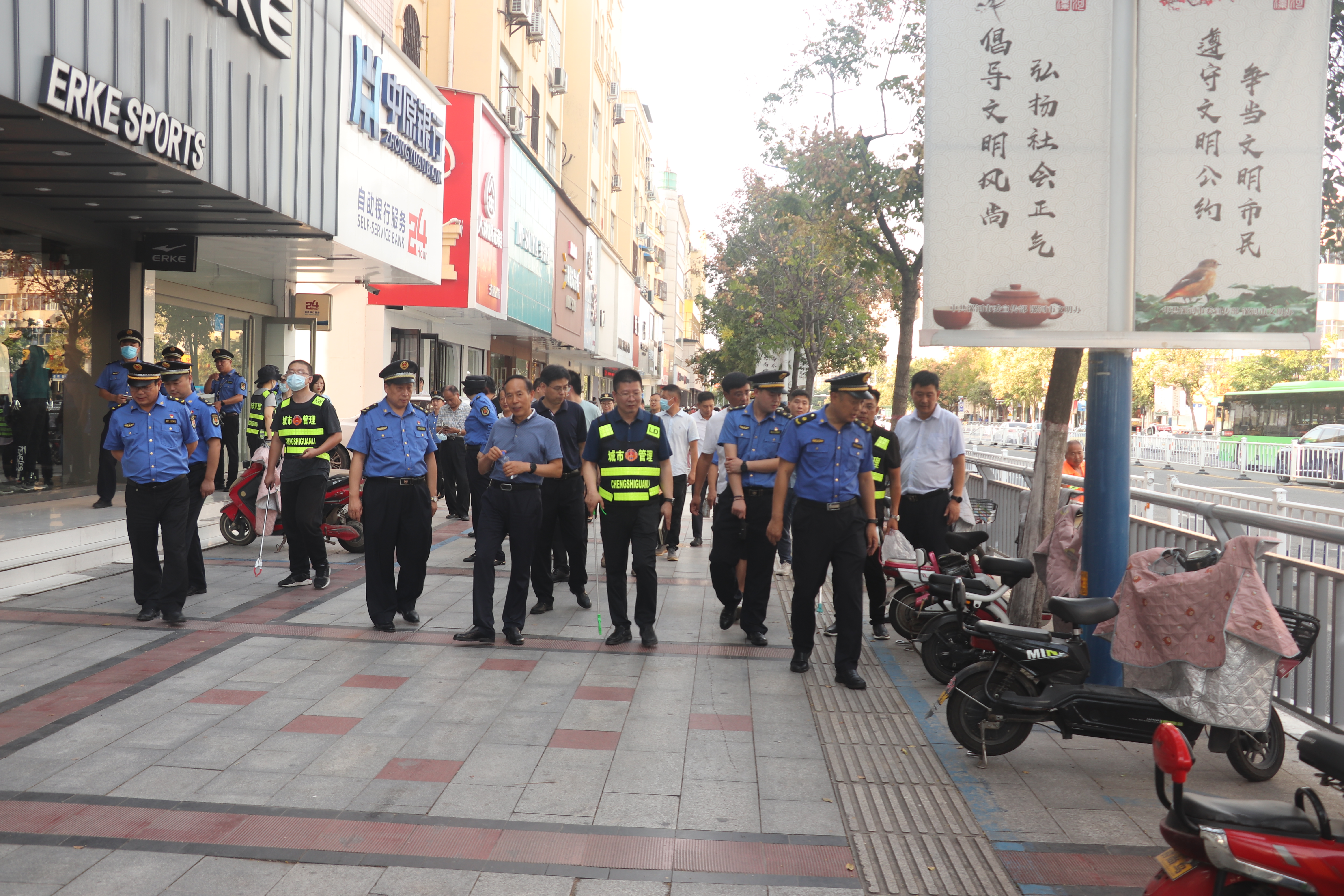 漯河城管“路长”观摩取经 局长现场“教学”整治提升