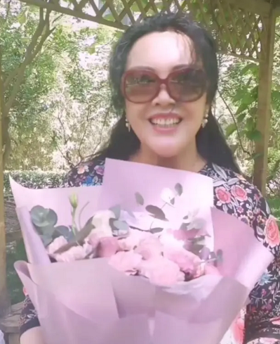 潘长江妻子近照曝光，曾经为他住厕所，却差点被爆红的丈夫抛弃