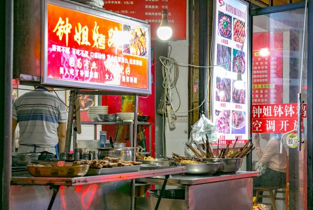 成都祥和里这条600米的美食巷子，要带5个胃才敢去吃
