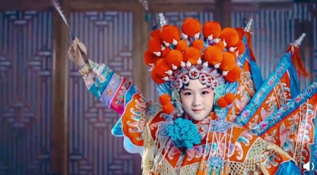 陆毅女儿再以京剧扮相出镜，贝儿造型超亮眼，举手投足尽显专业范