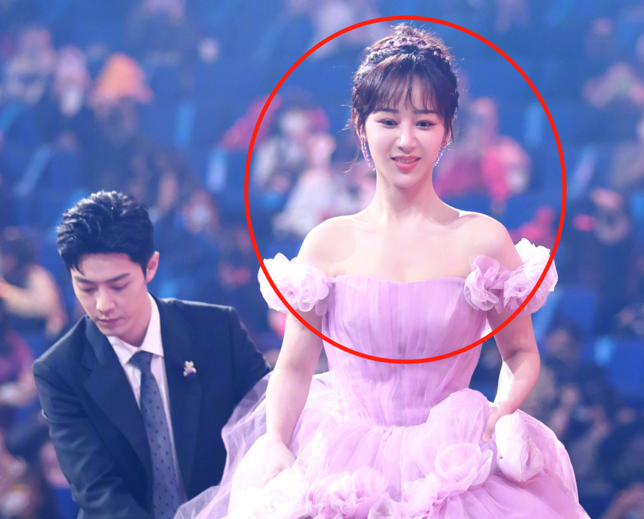 杨紫长裙走路容易摔，肖战下意识弯腰提裙摆，