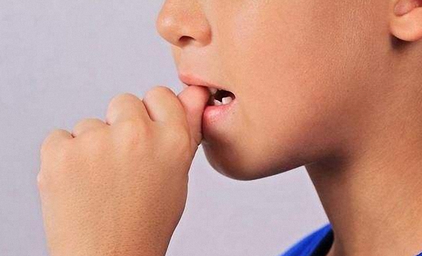 孩子经常咬指甲的原因，不止是缺乏维生素，妈妈不一定了解