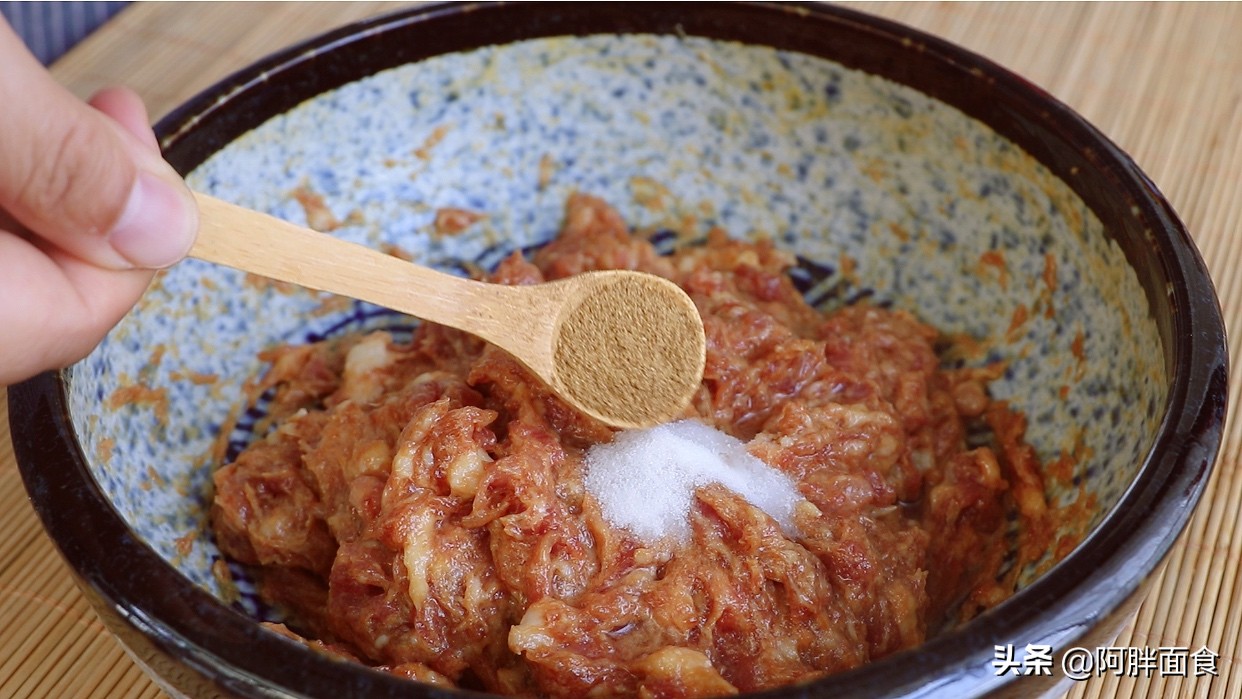 餃子餡好吃有秘訣，從選肉到調餡手把手教你，不腥不柴，鮮嫩多汁