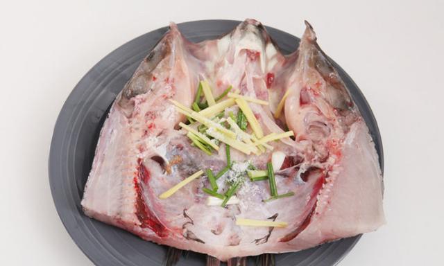 图片[2]-双色剁椒鱼头的做法步骤图厨师长教做正宗剁椒鱼头处理鱼头和-起舞食谱网