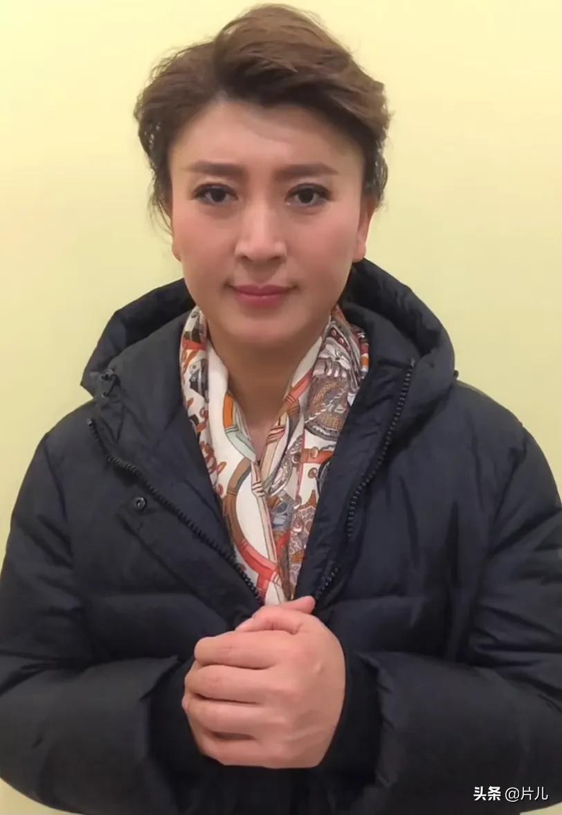 于月仙去世后，闫学晶发布带货视频遭谩骂，粉丝呼吁理性看待
