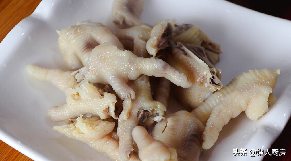 这是鸡爪的新做法，配上一点酸菜，开胃下饭，酥烂脱骨