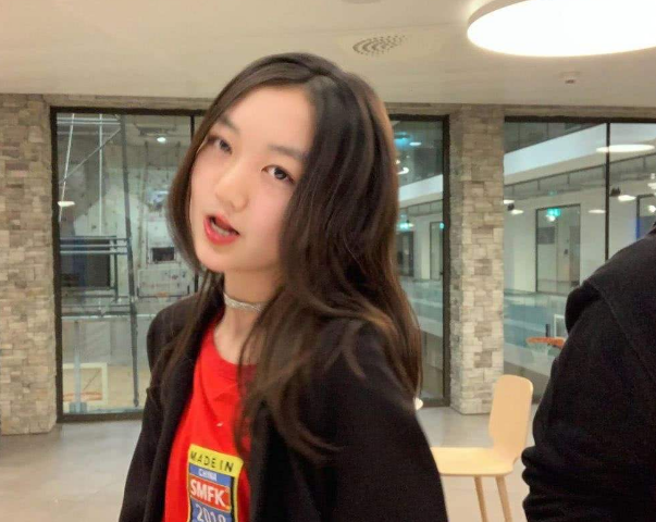 李嫣晒童年照庆祝14岁生日，仅有闺蜜陪伴庆生，王菲李亚鹏双缺席
