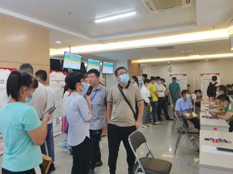 畢業(yè)不打烊，職場(chǎng)在海南—2021年?？谑懈咝．厴I(yè)生公益現場(chǎng)招聘會(huì )