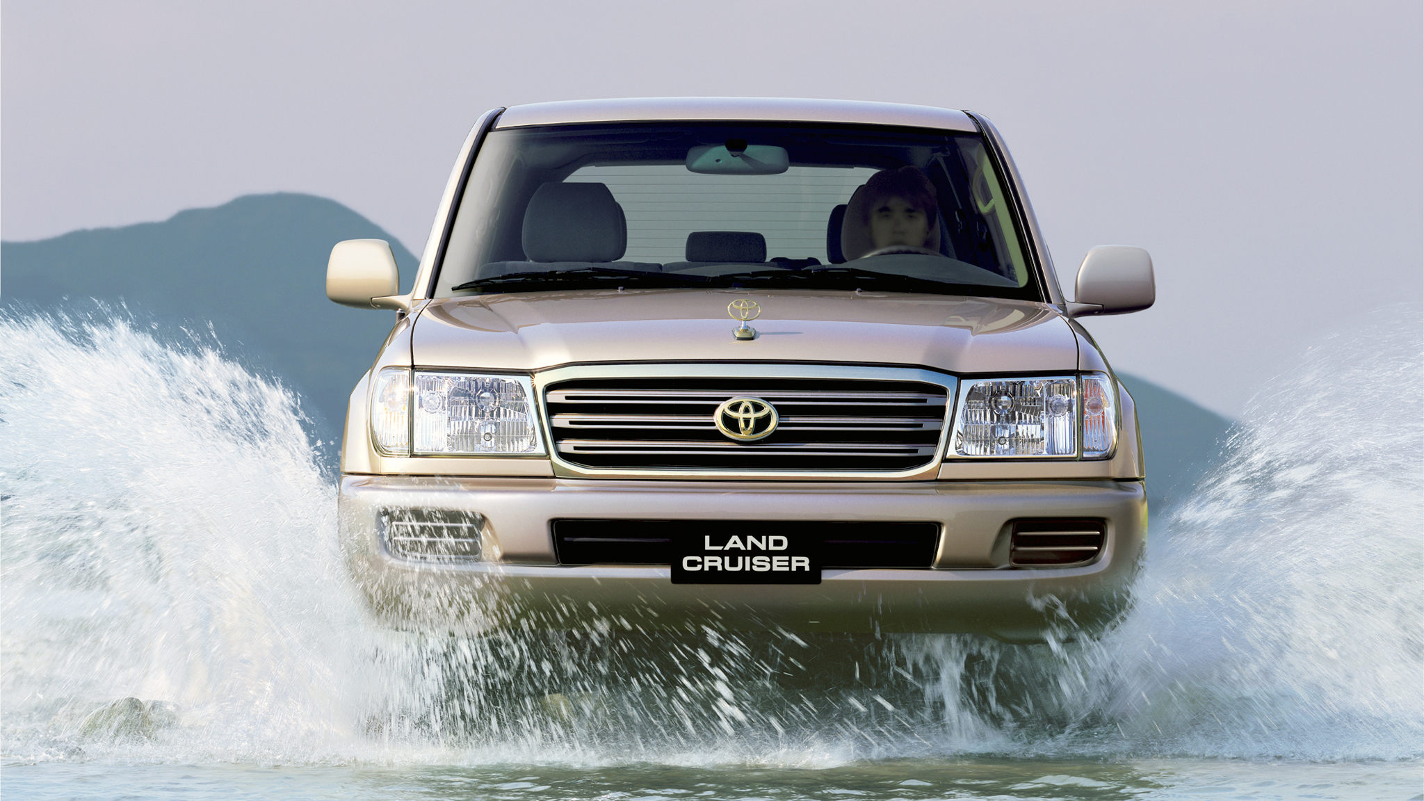 首先,lc100是整个丰田陆巡车系历史中,首代搭载v8发动机的车型.