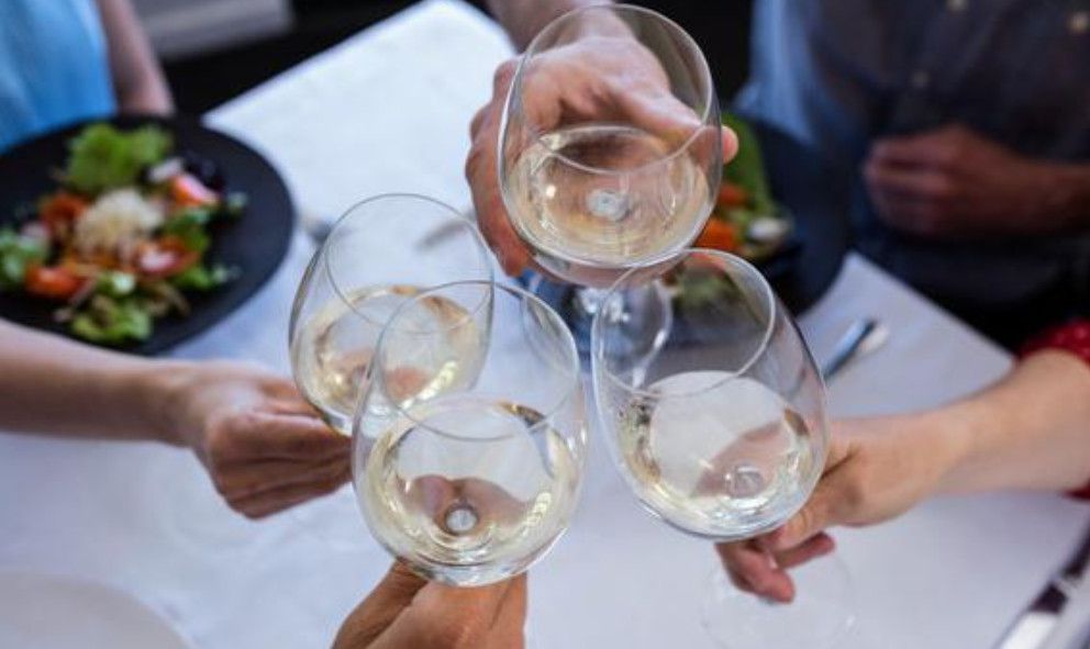 饭局上领导让大家敞开喝，一员工听话照做，酒