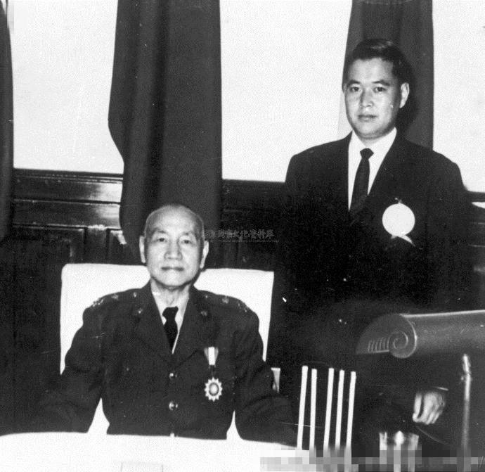 建国后他叛逃到台湾，蒋介石知道后亲自接见，30年后回国探亲被捕