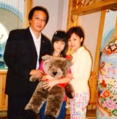 “炫富鼻祖”郭美美浪荡史，和她背后的富豪干爹们