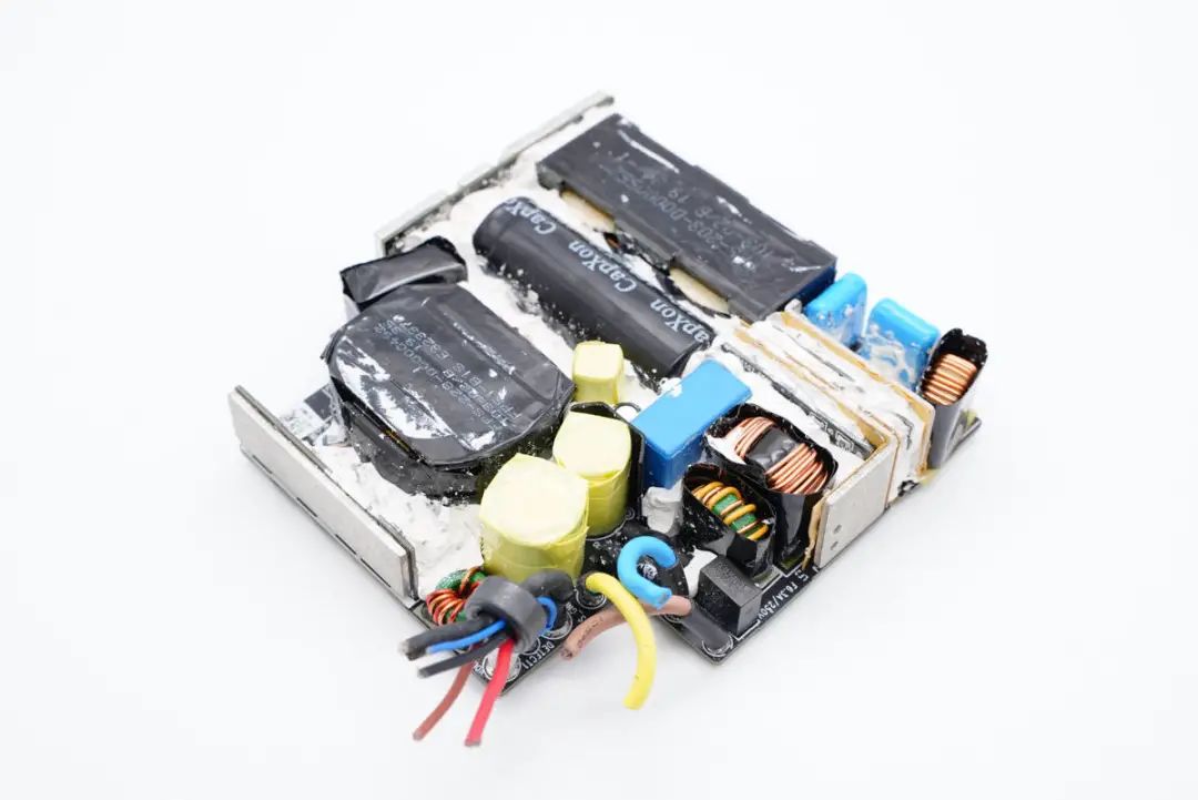 华硕最强游戏本标配300W电源，内置4颗氮化镓，内部结构揭晓