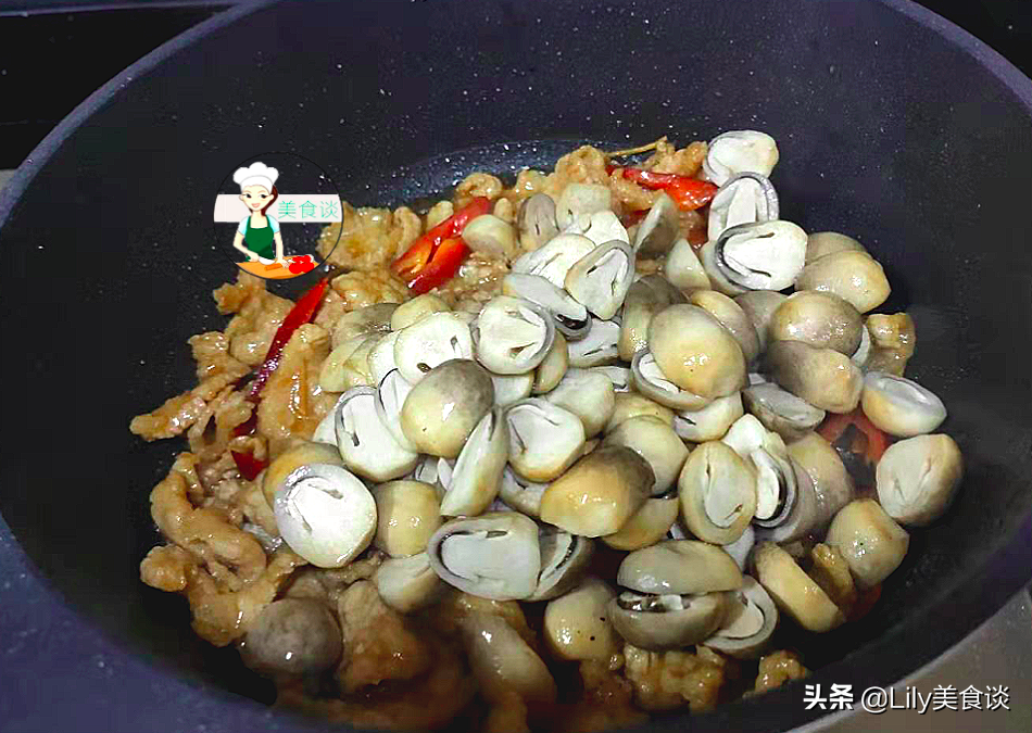 图片[11]-草菇炒肉做法步骤图 孩子吃不够-起舞食谱网