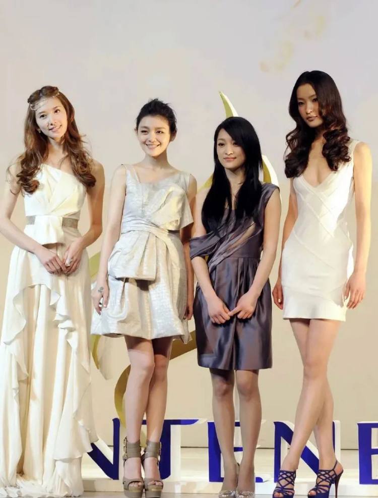 美人相遇必有一輸，娛樂(lè)圈最大的反差，都在女明星的合照里