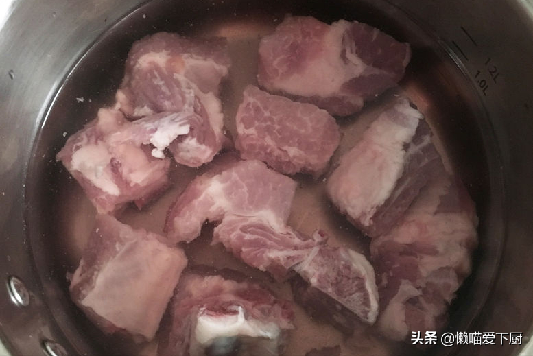 煮猪肉炖排骨，记住“1放3不放”，肉香汤鲜味道好，关键还不腥