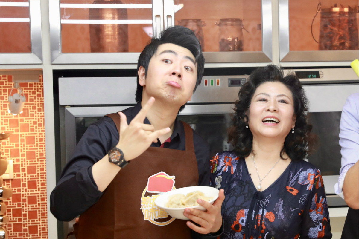 郎朗频繁录制综艺，引发网友热议，郎朗特意回