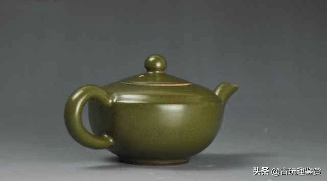 祖上给王府看大门，顺走一把茶壶卖了300块钱，专家：是雍正官窑