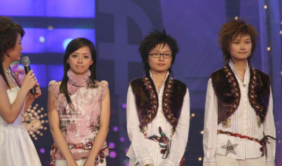 李宇春周笔畅十五年后罕见同框，曾都青涩中性，现在成熟女人味足
