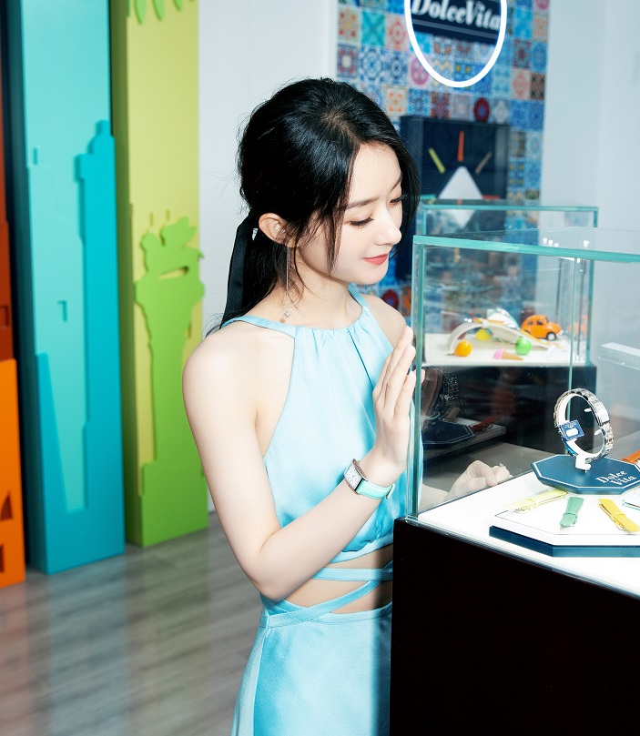 赵丽颖“小蛮腰”上热搜，产后不凹少女人设，