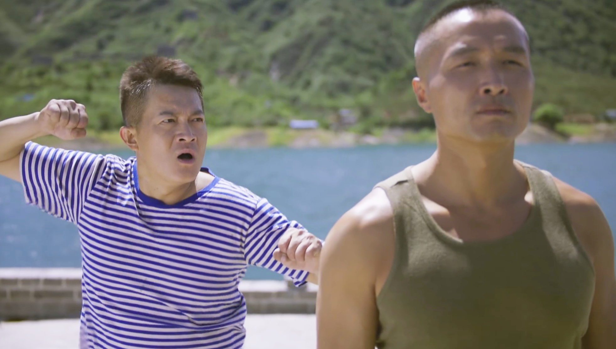 两人同岁曾经演师徒，新剧中徒弟发福显老，师傅反而显年轻