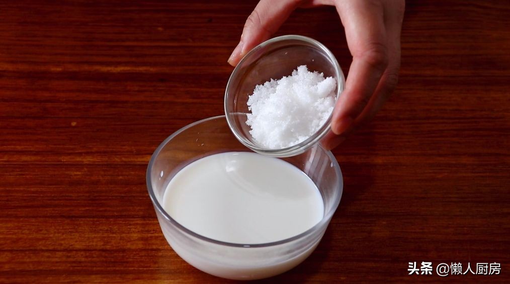 Don’t just make sandwiches for toast. Add milk and 2 eggs to make it more delicious.