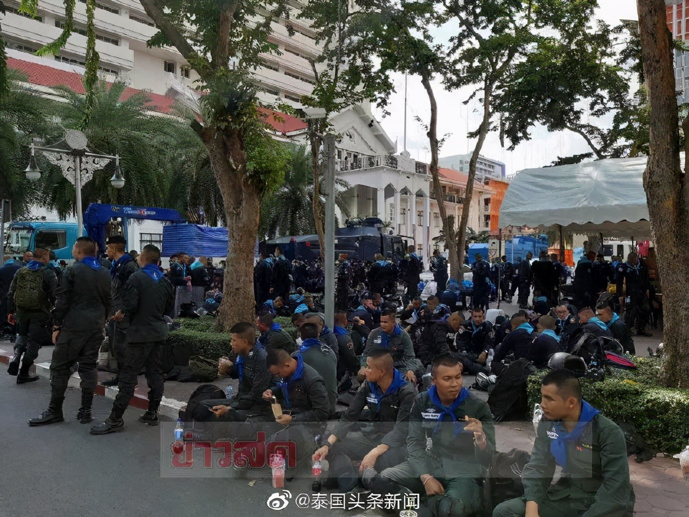 泰国警察总署被示威者包围并泼颜料！现场还来了一大波鸭子